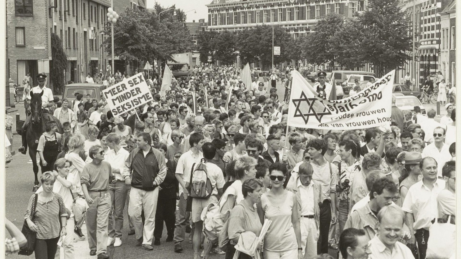1600px-Roze_zaterdag._10.000_Homo's_en_lesbische_vrouwen_bezochten_Haarlem._NL-HlmNHA_54031661