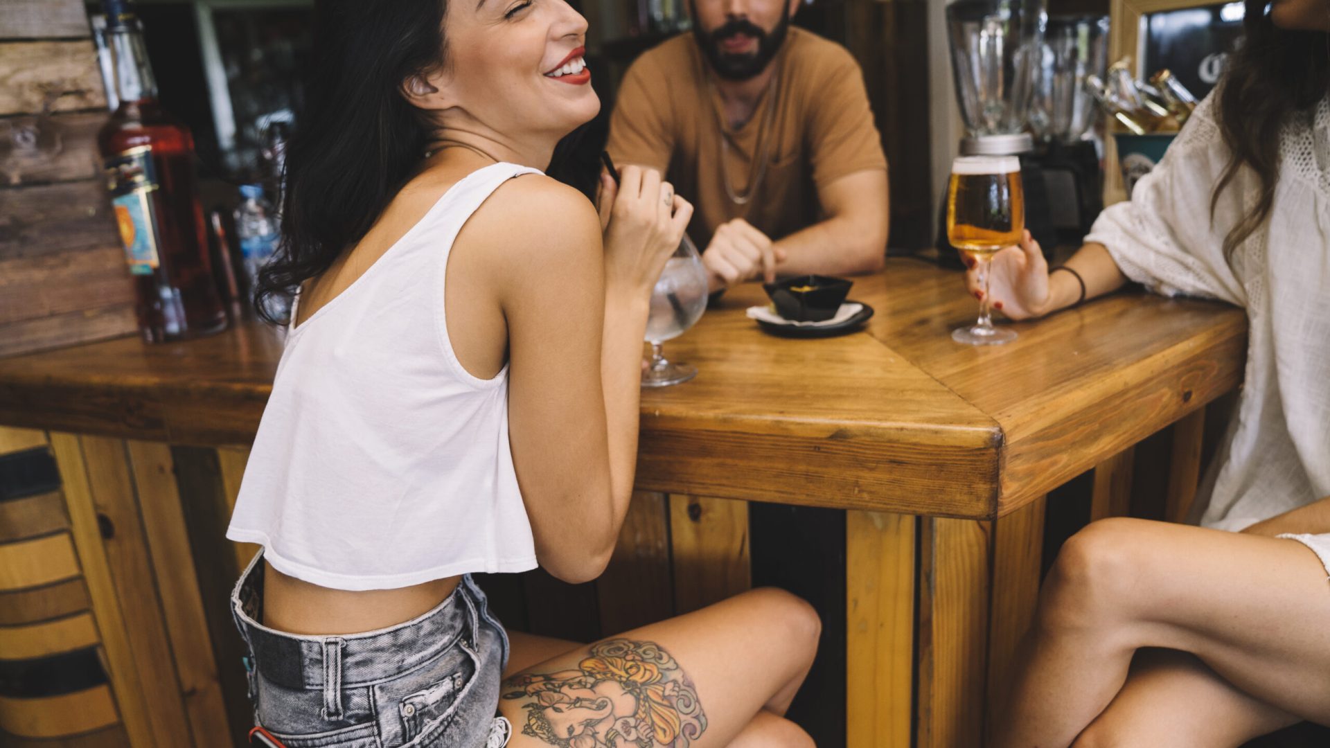 friends-chatting-table